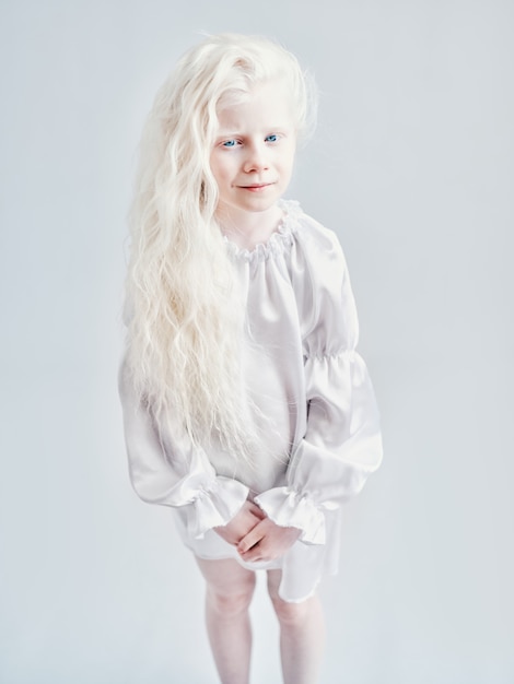 close-up Portret van een klein albino-meisje