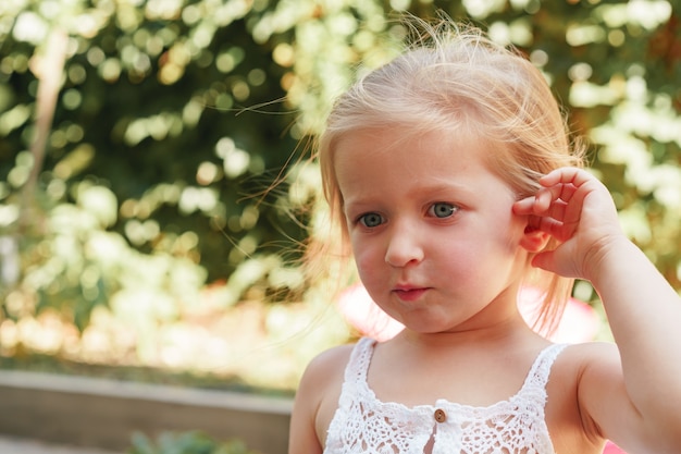 Close-up portret van een klein blond meisje op een zomerdag