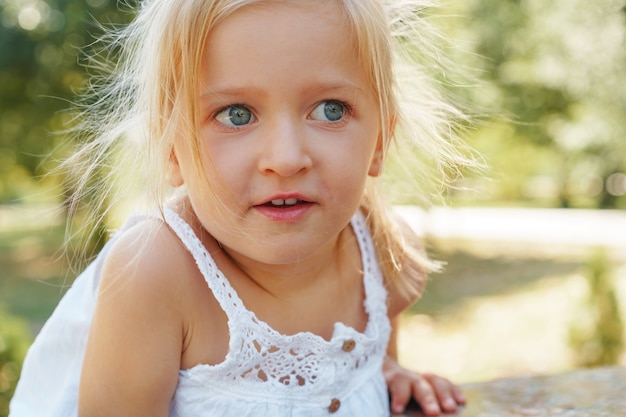 Close-up portret van een klein blond meisje op een zomerdag