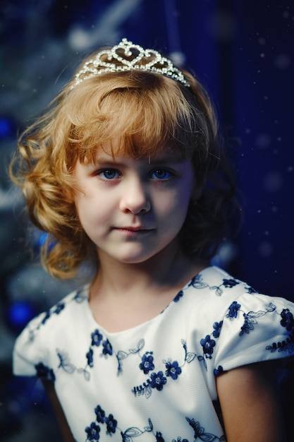 Close-up portret van een klein blond nieuwjaar