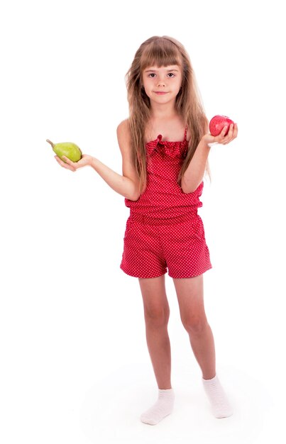 Close-up portret van een klein meisje met fruit appels en peren geïsoleerd op een lichte achtergrond