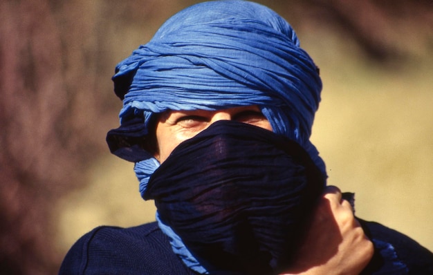 Foto close-up portret van een man die zijn gezicht in de open lucht bedekt