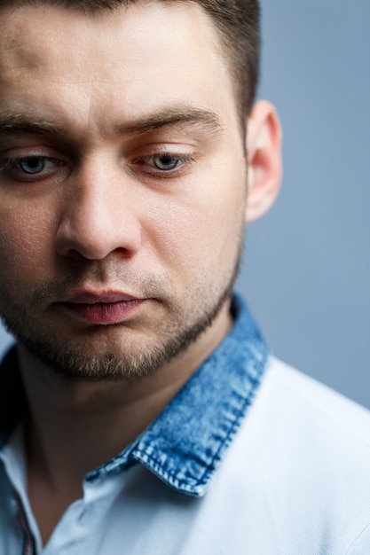 Close-up portret van een man in een witte polo