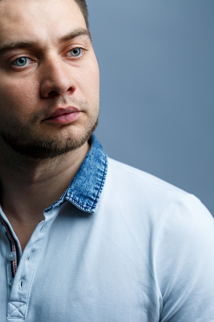 Close-up portret van een man in een witte polo