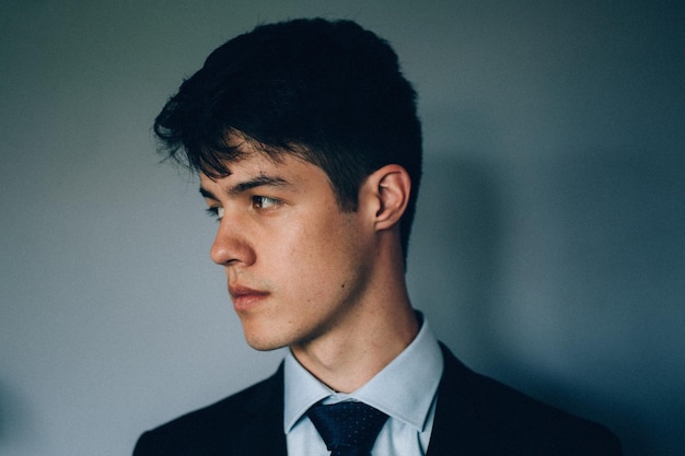 Close-up portret van een man tegen een blauwe achtergrond