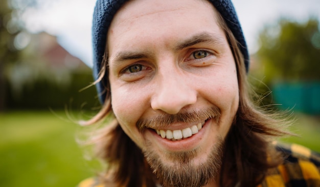 Close-up portret van een mannelijke tuinier-boer die naar een camera kijkt