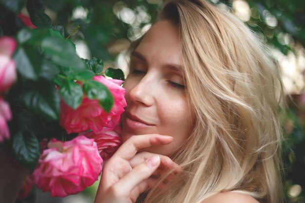 Foto close-up portret van een meisje met een roze bloem