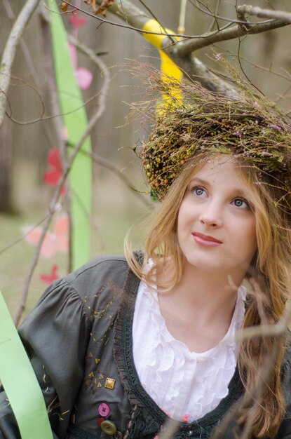 Close-up portret van een mooi lachend meisje in een folkloristische cirkel van bloemen