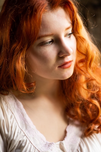 Close-up portret van een mooi meisje met rood haar