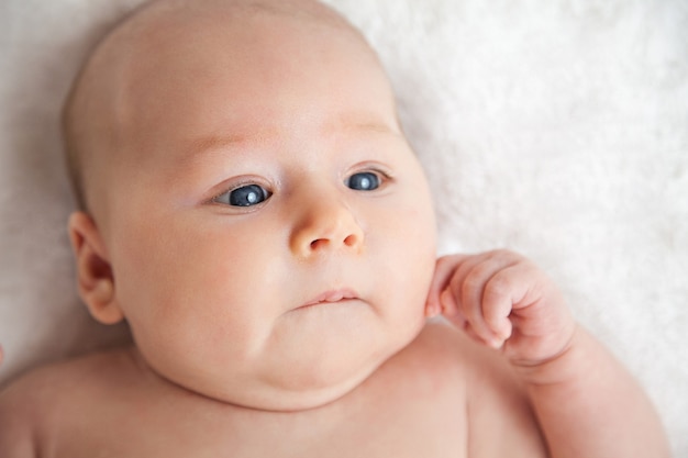 Close-up portret van een mooie baby in witte deken