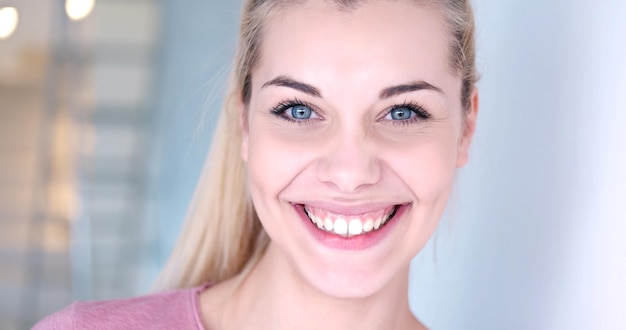 close-up portret van een mooie jonge blonde vrouw