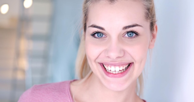 close-up portret van een mooie jonge blonde vrouw