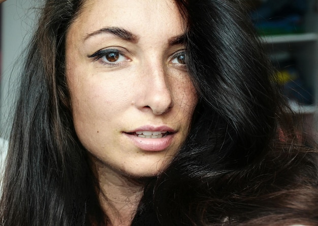 Close-up portret van een mooie jonge vrouw