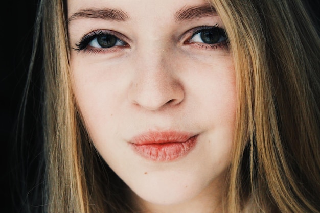 Close-up portret van een mooie vrouw met rimpelende lippen