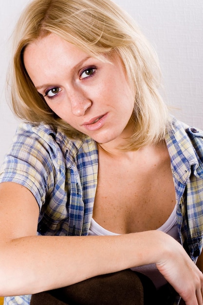 Foto close-up portret van een mooie westerse vrouw in cowboy shirt