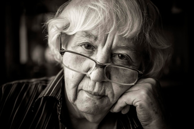 Close-up portret van een oudere vrouw met een bril