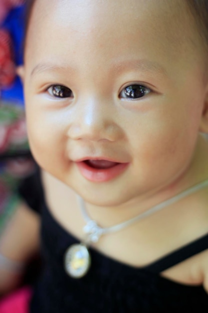 Foto close-up portret van een schattig baby meisje thuis