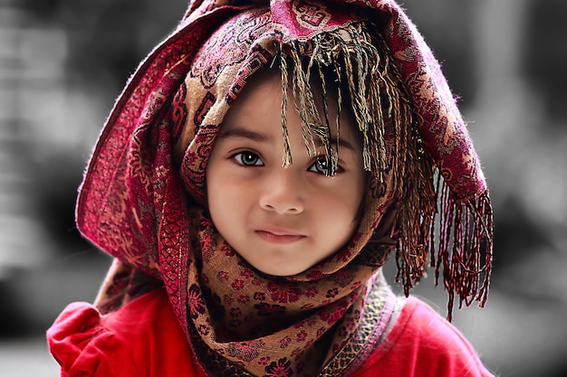 Close-up portret van een schattig meisje met een sjaal