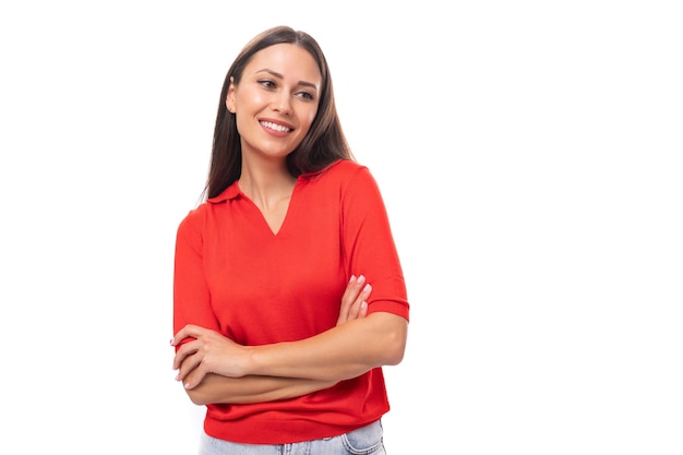 Close-up portret van een schattige jonge europese brunette dame in een rode t-shirt op de achtergrond met kopie