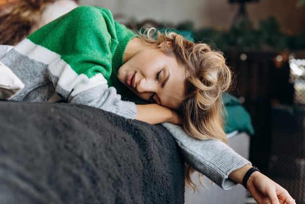 Foto close-up portret van een slapende blonde vrouw