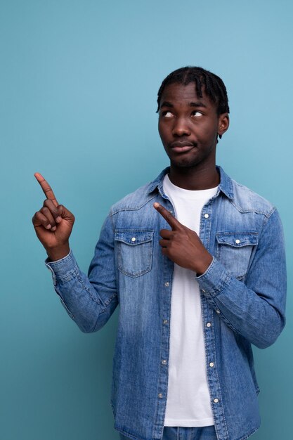 Close-up portret van een slimme jonge stijlvolle amerikaanse man met dreadlocks in een spijkerjasje met wat