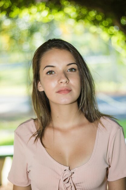 Foto close-up portret van een tienermeisje in het park