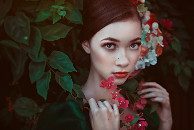 Close-up portret van een vrouw bij bloeiende planten