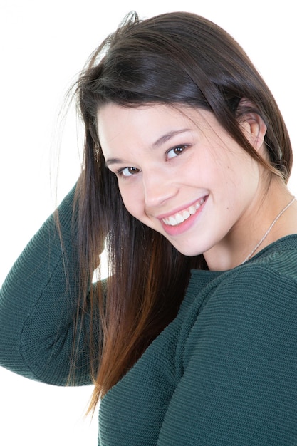 Close-up portret van een vrouw die tegen een witte achtergrond staat