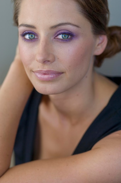 Foto close-up portret van een vrouw die thuis oogmake-up draagt