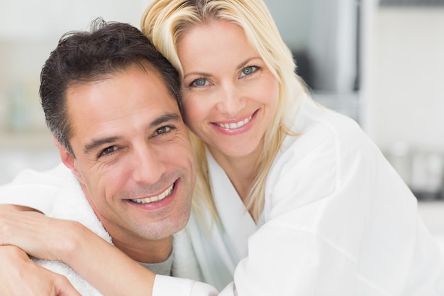 Foto close-up portret van een vrouw man omarmen