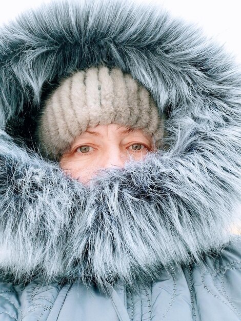 Foto close-up portret van een vrouw met een bontjas in de winter