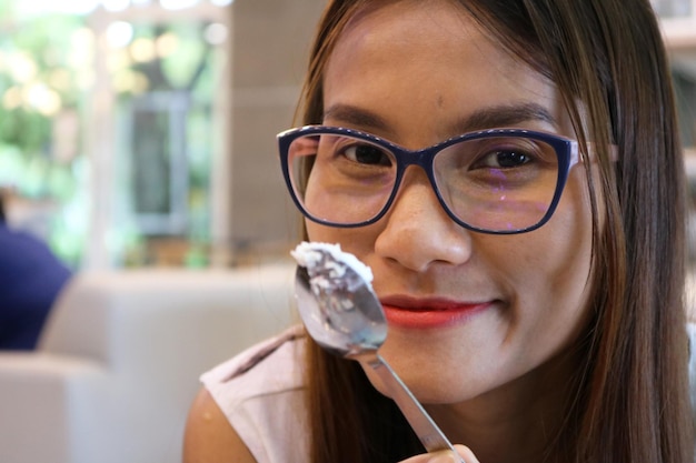 Foto close-up portret van een vrouw met een lepel in een restaurant