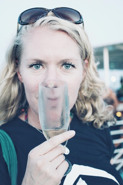 Foto close-up portret van een vrouw met een wijnglas