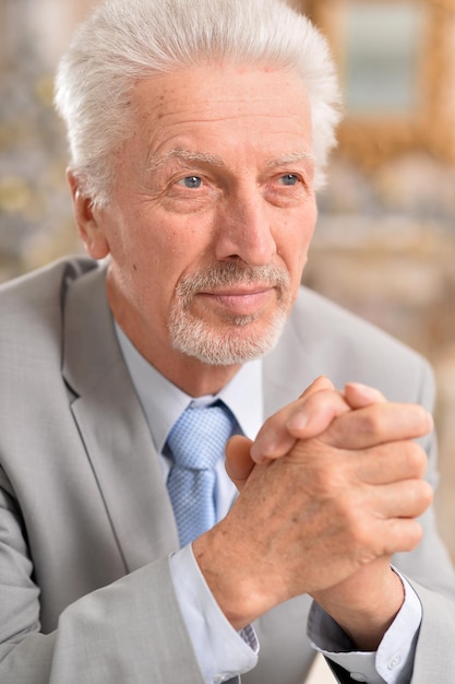 Close-up portret van een zakenman denken
