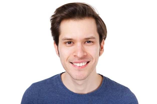 Close-up portret van een zelfverzekerde jonge man die tegen een witte achtergrond staat
