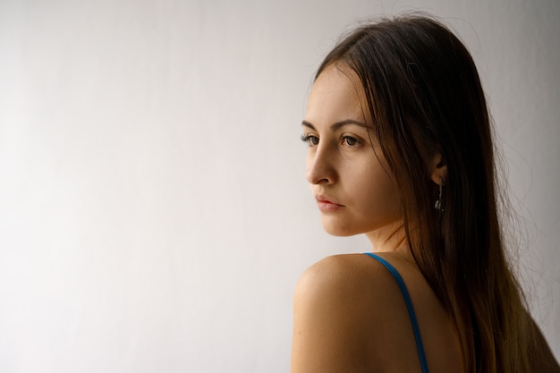 Close-up portret van een zoete trieste jonge vrouw