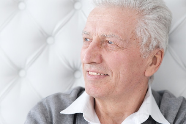 Close-up portret van gelukkige senior man poseren