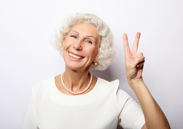 Foto close-up portret van gelukkige senior vrouw die lacht