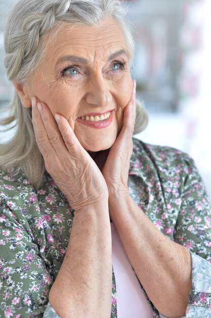 Close-up portret van gelukkige senior vrouw thuis