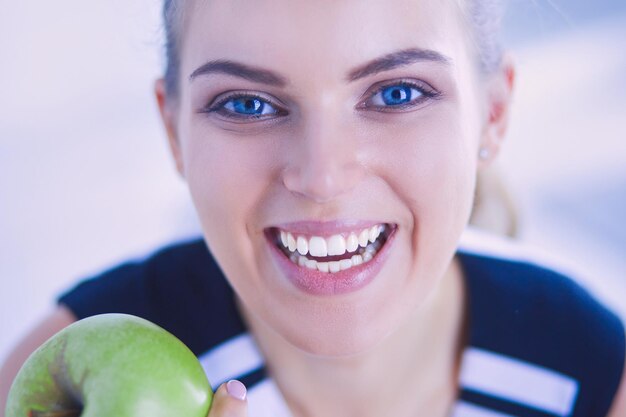 Close-up portret van gezonde lachende vrouw met groene appel