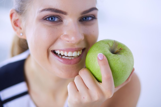 Close-up portret van gezonde lachende vrouw met groene appel