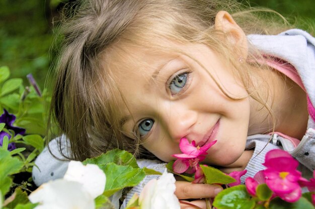 Foto close-up portret van glimlachend meisje met bloemen