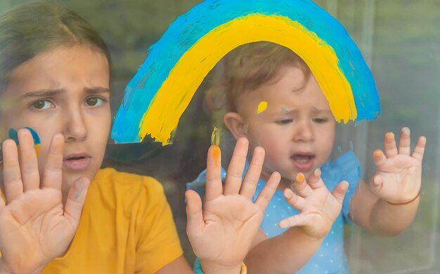 Foto close-up portret van glimlachende jonge vrouw met dochter thuis