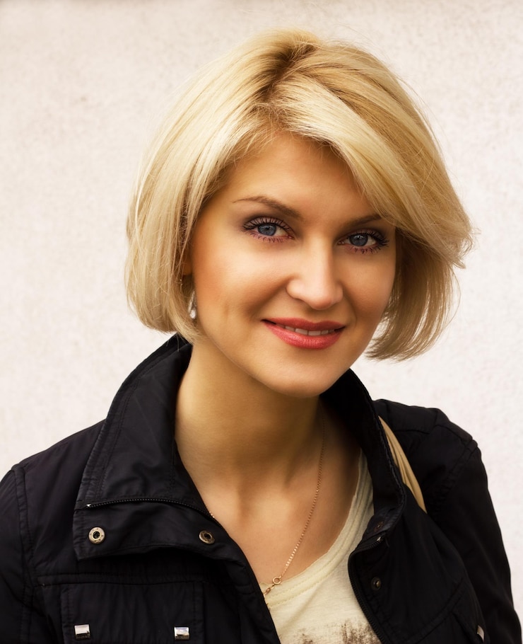 Foto close-up portret van glimlachende mooie vrouw met blond haar