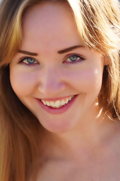 Foto close-up portret van glimlachende vrouw