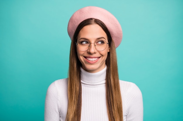 Close-up portret van haar mooie aantrekkelijke mooie mooie schattige vrolijke vrolijke steilharige meisje opzij kijken geïsoleerd over heldere levendige glans levendige blauwe kleur achtergrond