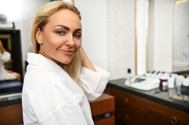 Close-up portret van het gezicht van een mooie lachende Europese vrouw in de spa-kliniek.