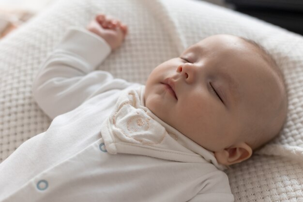 Close-up portret van het gezicht van een schattige slapende pasgeboren baby. hoge kwaliteit foto