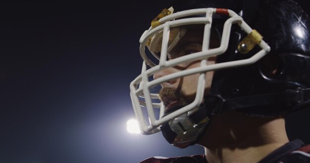 Close-up portret van jonge mannelijke American Football-speler