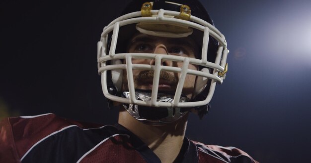 Close-up portret van jonge mannelijke American Football-speler